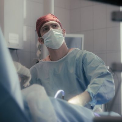 Артроскопия. В операционной — врач травматолог-ортопед отделения детской ортопедии Артём Авдеев