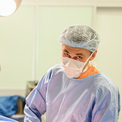 Эндопротезирование суставов — одно из ключевых направлений работы врачей ННИИТО. В операционной — врач травматолог-ортопед Павел Петренко