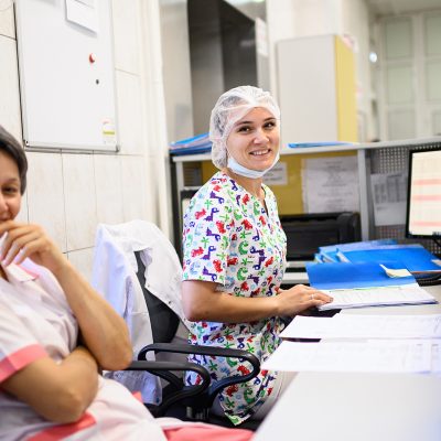 Медицинские сёстры обеспечивают комфортные условия для пациентов ННИИТО