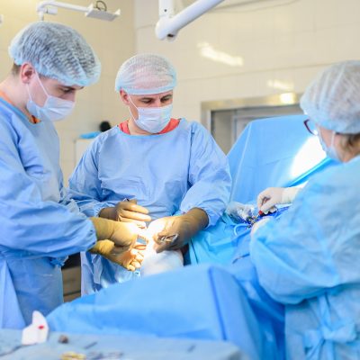 Метод артроскопической хирургии суставов относится к категории малоинвазивной медицинской манипуляции, которая проводится через небольшие разрезы кожи