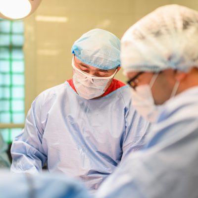Травматологи-ортопеды применяют аддитивные технологии в лечении пациентов. В операционной работают Вячеслав Базлов и Тариэл Мамуладзе