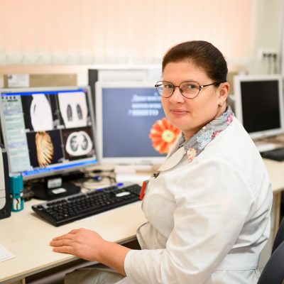 Врач-рентгенолог Наталья Плотникова работает в ННИИТО с 17 лет, в этом возрасте она решила работать санитаркой