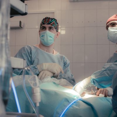 Артроскопия. В операционной — врачи-травматологи-ортопеды Антон Гофер и Артём Авдеев
