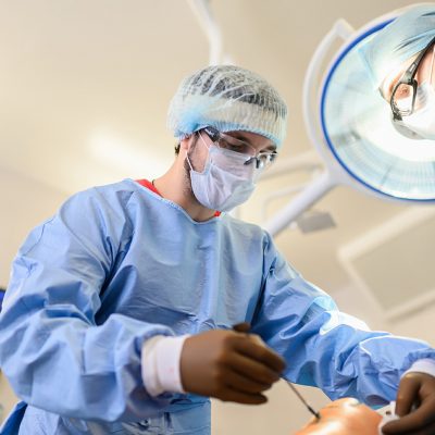 В составе хирургической бригады трудятся 1-3 хирурга (в зависимости от сложности и вида операции)
